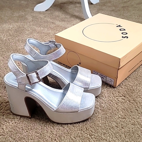 Woman's Soda Launch Silver Shimmer Open Toe Platform Chunky Heeled Sandals - Picture 1 of 7